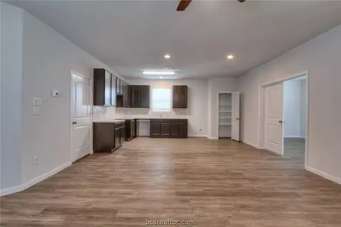 985 Crossing Dr, Bryan, TX 77803 photo 3