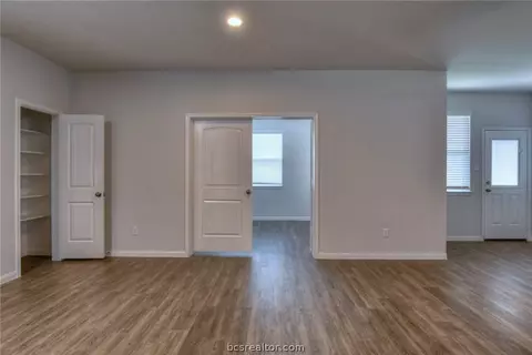 985 Crossing Dr, Bryan, TX 77803 photo 6