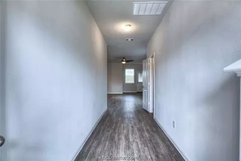 985 Crossing Dr, Bryan, TX 77803 photo 2