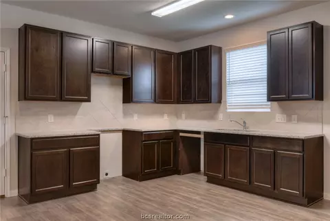 985 Crossing Dr, Bryan, TX 77803 photo 4