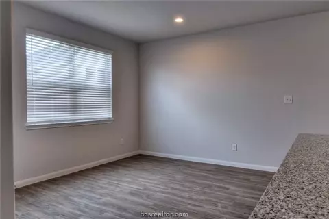 987 Crossing Dr, Bryan, TX 77803 photo 5