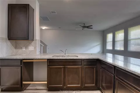 987 Crossing Dr, Bryan, TX 77803 photo 8