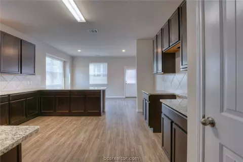 989 Crossing Dr, Bryan, TX 77803 photo 7