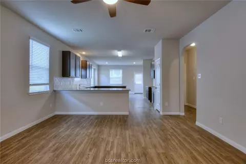 989 Crossing Dr, Bryan, TX 77803 photo 5