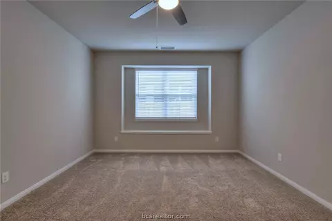 989 Crossing Dr, Bryan, TX 77803 photo 12