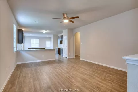 989 Crossing Dr, Bryan, TX 77803 photo 4