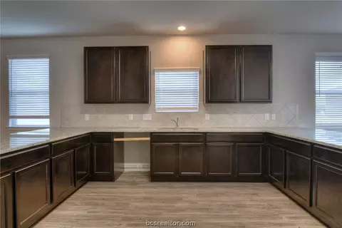 989 Crossing Dr, Bryan, TX 77803 photo 8