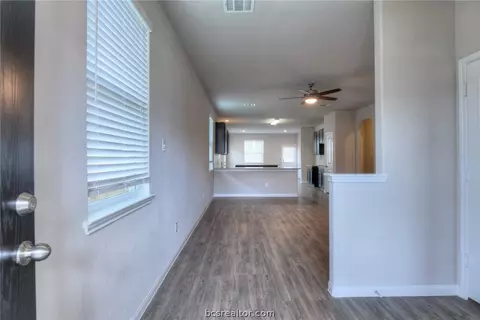 989 Crossing Dr, Bryan, TX 77803 photo 3