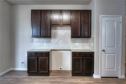 989 Crossing Dr, Bryan, TX 77803 photo 9