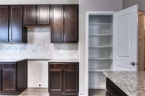 989 Crossing Dr, Bryan, TX 77803 photo 11
