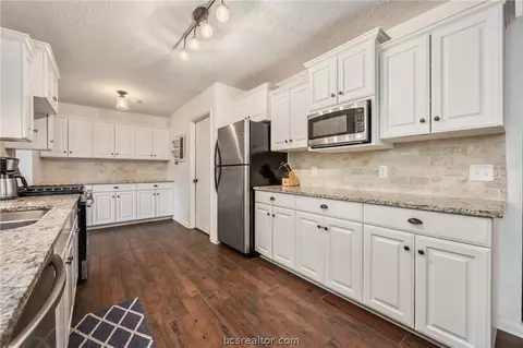 3808 Spring Hollow Ct, Bryan, TX 77802 photo 9