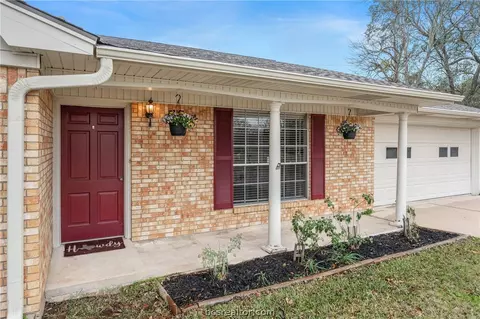 3808 Spring Hollow Ct, Bryan, TX 77802 photo 2