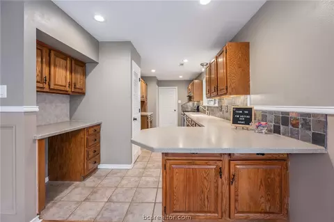 5808 Knightsbridge Ln, Bryan, TX 77802 photo 9