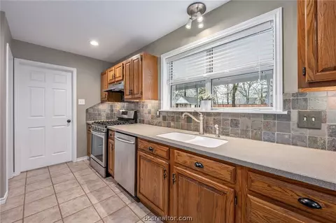 5808 Knightsbridge Ln, Bryan, TX 77802 photo 10