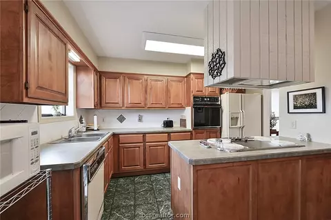 2913 Burning Tree Ct, Bryan, TX 77802 photo 9