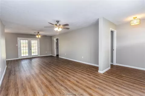 1110 Dona Dr, Bryan, TX 77802 photo 3