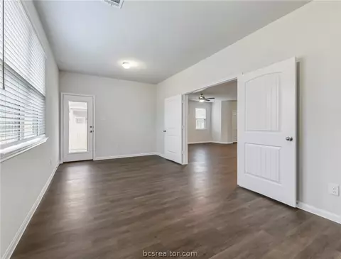 979 Crossing Dr, Bryan, TX 77803 photo 5