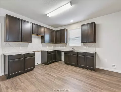 979 Crossing Dr, Bryan, TX 77803 photo 3