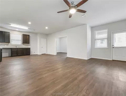 979 Crossing Dr, Bryan, TX 77803 photo 2