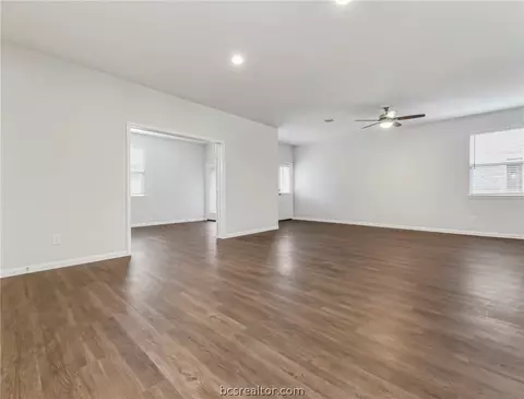 979 Crossing Dr, Bryan, TX 77803 photo 4