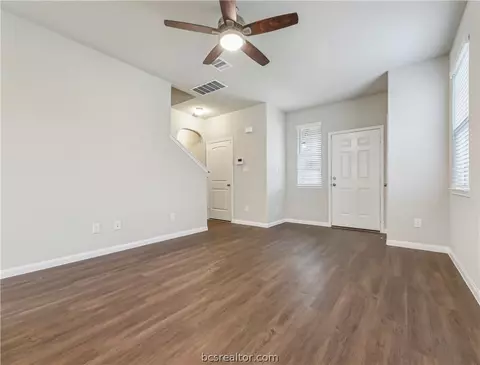 973 Crossing Dr, Bryan, TX 77803 photo 2
