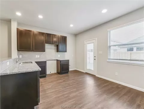 973 Crossing Dr, Bryan, TX 77803 photo 4