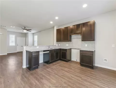973 Crossing Dr, Bryan, TX 77803 photo 5
