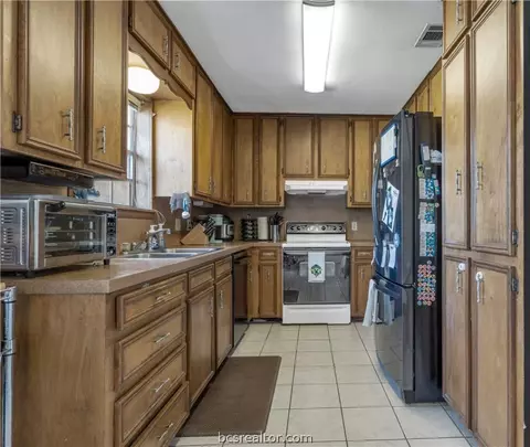 2408 Mchaney Dr, Bryan, TX 77803 photo 7