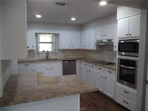 707 Avondale, Bryan, TX 77802 photo 2