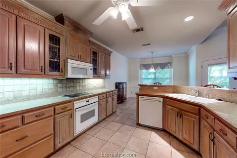 6205 Cromwell Ct, Bryan, TX 77802 photo 10