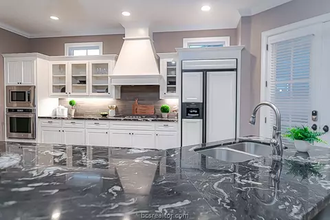 3221 Founders Dr, Bryan, TX 77807 photo 9