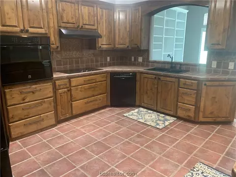 135 Apache Dr, Franklin, TX 77856 photo 8