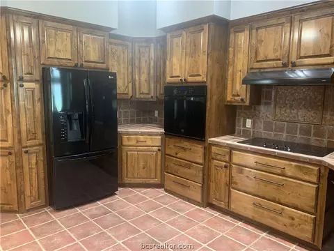 135 Apache Dr, Franklin, TX 77856 photo 9