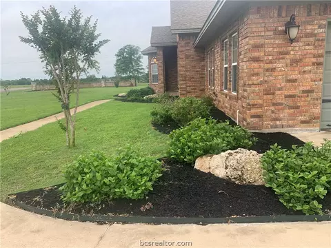 135 Apache Dr, Franklin, TX 77856 photo 5