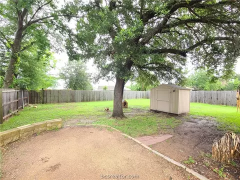 4320 Meadowbrook Dr, Bryan, TX 77802 photo 2