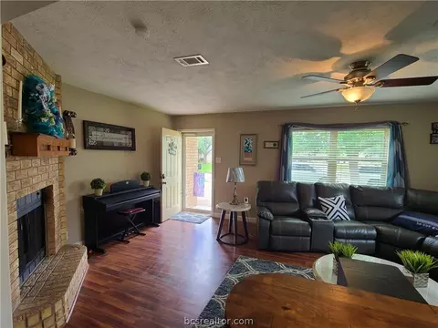 4320 Meadowbrook Dr, Bryan, TX 77802 photo 4
