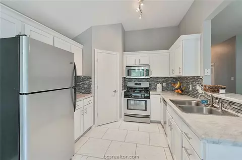 2800 Bexar Grass Dr, Bryan, TX 77802 photo 6