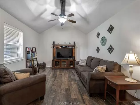 2703 Echo Glen Cir, Bryan, TX 77803 photo 4