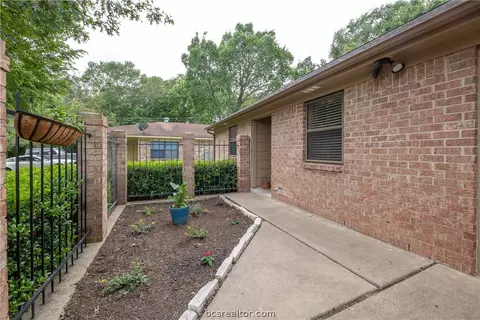 2703 Echo Glen Cir, Bryan, TX 77803 photo 3