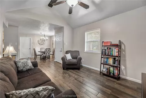 2703 Echo Glen Cir, Bryan, TX 77803 photo 8