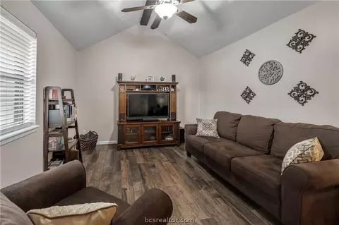 2703 Echo Glen Cir, Bryan, TX 77803 photo 6