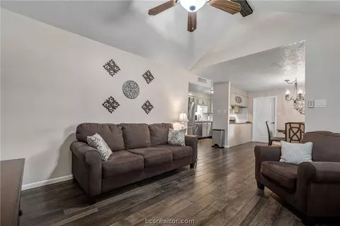 2703 Echo Glen Cir, Bryan, TX 77803 photo 7