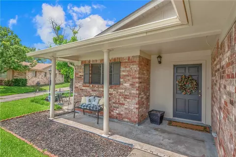 3809 Spring Hollow Ct, Bryan, TX 77802 photo 4