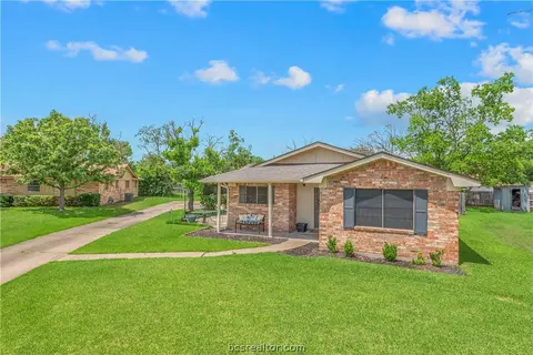 3809 Spring Hollow Ct, Bryan, TX 77802 photo 2