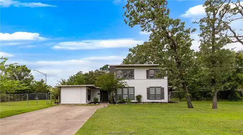100 Brookside Dr E, Bryan, TX 77801 photo 1