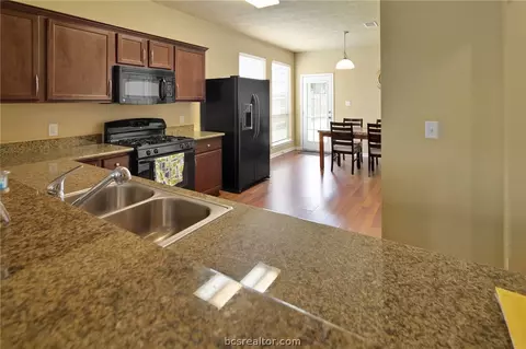 2015 Autumn Lake Dr, Bryan, TX 77807 photo 11