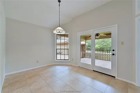 4701 Hunington Dr, Bryan, TX 77802 photo 9