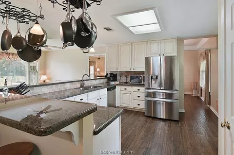 214 Rustic Oaks Dr, Bryan, TX 77808 photo 7