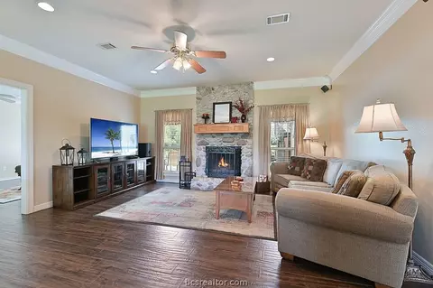 214 Rustic Oaks Dr, Bryan, TX 77808 photo 4