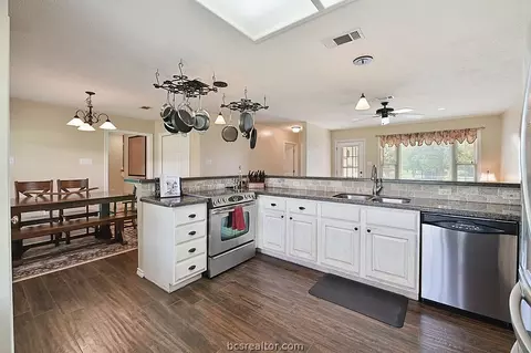 214 Rustic Oaks Dr, Bryan, TX 77808 photo 6